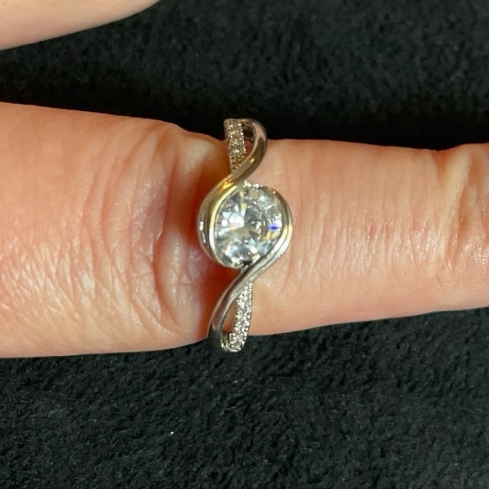 Gorgeous Certified 1.0 Round Brilliant Cut Moissanite Diamond Ring. Size 8 - Picture 7 of 11